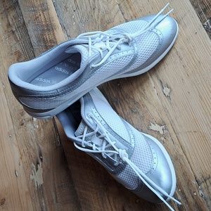 Women's Adidas white/metallic silver golf shoes EVG 791003 size US 8.5.